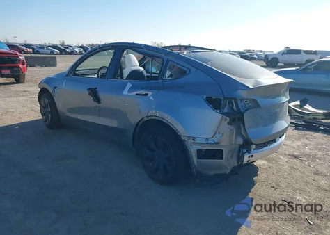 2024 Tesla Model Y Long Range Dual Motor All-Wheel Drive z USA, uszkodzony, nr VIN 7SAYGDEE9RA330471